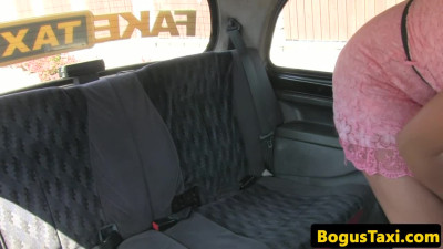 Bigtitted Britt pussyfucked during taxi ride