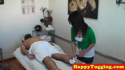 Attractive Asian masseuse uses her lips to make the client happy