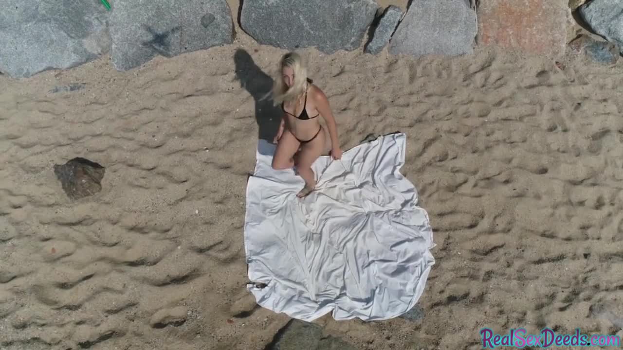 Beautiful blonde gives head and gets fucked at the beach Free Porn Videos | ePornHot.