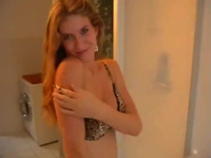 Innocent blonde amateur goes solo in the bathtub